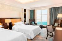 Postel nebo postele na pokoji v ubytování Sheraton Sharjah Beach Resort and Spa