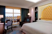 Postel nebo postele na pokoji v ubytování Sheraton Sharjah Beach Resort and Spa