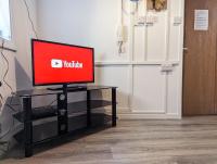 TV a/nebo společenská místnost v ubytování Cozy Central Apartments - with Private Kitchens & Bathrooms