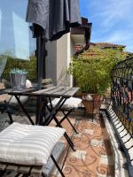 A balcony or terrace at Luxury Central Apartment