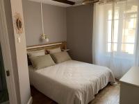 ein Schlafzimmer mit einem weißen Bett und einem Fenster in der Unterkunft L&#39;Authentique maison de charme in Aubusson