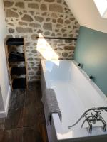 Ein Badezimmer in der Unterkunft L&#39;Authentique maison de charme