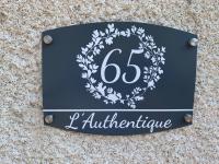 ein Schild an der Seite eines Gebäudes in der Unterkunft L&#39;Authentique maison de charme in Aubusson