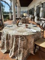 una mesa con gafas en el patio en Hotel Valsequillo, en Lepe