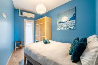 a bedroom with blue walls and a large bed at Le Nani Raou par Dodo à Cassis in Cassis
