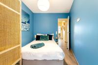 a bedroom with blue walls and a bed at Le Nani Raou par Dodo à Cassis in Cassis