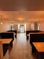 un comedor con mesas y bancos de madera en Hampton Hotel & restaurant, en Llandrindod Wells