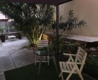 une table en verre avec deux chaises et un parasol dans l&#39;établissement Studio 3T terrace near Monaco Casino Monte Carlo, à Beausoleil