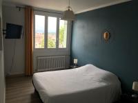 a bedroom with a bed and a large window at Bel appartement rénové, spacieux et lumineux in Bourg-en-Bresse