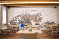 uma sala de aula com mesas e uma parede com um mapa-múndi em Amenity Penzion Horni Vestonice em Horní Věstonice