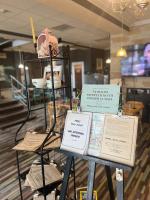 un'esposizione di cartelli su uno stand in un negozio di ArtMotel & Bistro a Haţeg