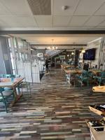 una sala da pranzo vuota con tavoli e sedie di ArtMotel & Bistro a Haţeg