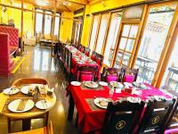 una sala da pranzo con tavoli con tovaglie rosse di Silver Cloud Hotel a Paro