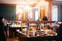 Una línea de buffet con muchos tipos diferentes de postres. en Shahdag Hotel & Spa, en Shahdag