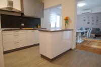 Kuchyňa alebo kuchynka v ubytovaní Arena apartment with 3 bedrooms in the city center