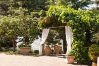A garden outside B&B Villa il Poggetto