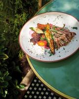 une plaque de viande et de légumes sur une table dans l'établissement Les Chambres de la Relève, à Marseille
