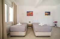 Posteľ alebo postele v izbe v ubytovaní Oniropetra Apartments Mykonos
