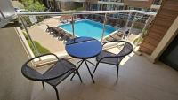 Bazén v ubytování Horizont Apartment Sozopol nebo v jeho okolí