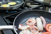 MiddelburgにあるCeltis Country Lodge & Restaurantのストーブの上で肉と卵を焼くフライパン