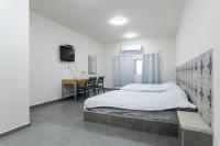 Ein Bett oder Betten in einem Zimmer der Unterkunft Little Prince Hostel-5 Min Walk To The Beach