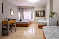 Ein Bett oder Betten in einem Zimmer der Unterkunft Little Prince Hostel-5 Min Walk To The Beach