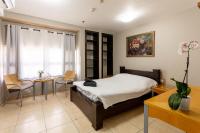 Ein Bett oder Betten in einem Zimmer der Unterkunft Little Prince Hostel-5 Min Walk To The Beach