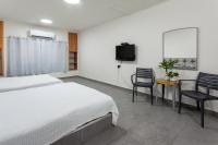 Ein Bett oder Betten in einem Zimmer der Unterkunft Little Prince Hostel-5 Min Walk To The Beach