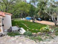 Ein Garten an der Unterkunft Cottage les Marjoris Tanneron