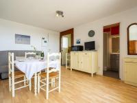 une salle à manger avec une table et des chaises blanches dans l&#39;établissement Apartment Les Balcons de l&#39;Atlantique-10 by Interhome, à Pontaillac