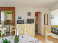 un salon avec une cuisine et un salon dans l&#39;établissement Apartment Les Balcons de l&#39;Atlantique-10 by Interhome, à Pontaillac