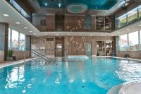 Bazén v ubytovaní SZAFIROWE APARTAMENTY 1 kryty basen i sauna RESORT KLIFOWA alebo v jeho blízkosti