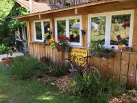 Bed and B Les Truffières في Trémolat: منزل مع علامة أمامه