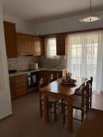 Kuchyň nebo kuchyňský kout v ubytování fotini's apartment