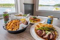 een tafel met drie borden eten en frietjes bij Sebasco Harbor Resort & Golf Club in Sebasco Estates