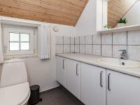 Koupelna v ubytování 12 person holiday home in Væggerløse-By Traum