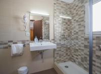 A bathroom at Hostal Cervantes