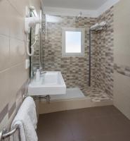 A bathroom at Hostal Cervantes