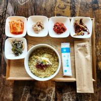 ein Tablett mit vier Gerichten auf einem Tisch in der Unterkunft Jeju M Resort in Seogwipo