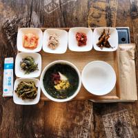 ein Tablett mit vier Gerichten auf einem Tisch in der Unterkunft Jeju M Resort in Seogwipo