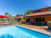 Basen w obiekcie Villa familiale 10 pers. à Biscarrosse avec piscine chauffée, près du lac et des pistes cyclables - FR-1-319-488 lub w pobliżu