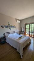a bedroom with a bed with a white bedspread at Villa Khaki 
