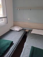 Ein Bett oder Betten in einem Zimmer der Unterkunft Mobil Home (Clim, Tv)- Camping Narbonne-Plage 4* - 020