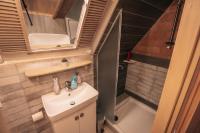 Koupelna v ubytování APARTMANI Etno kuća pod Okićem