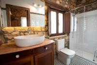 A bathroom at Miraverde Liérganes