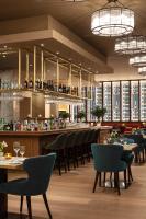 um restaurante com um bar com cadeiras e mesas em SCHLOSS Roxburghe, part of Destination by Hyatt em Kelso