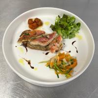 ein Teller mit Essen mit Fleisch und Gemüse darauf in der Unterkunft Hôtel du Lion d'OR in Charolles