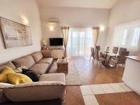 Televízia a/alebo spoločenská miestnosť v ubytovaní Apartmani Mikulić