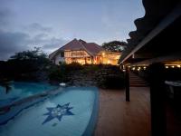 Bazén v ubytování Villa Pura Vida nebo v jeho okolí