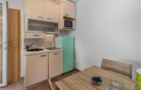 Kuchyňa alebo kuchynka v ubytovaní 2 Bedroom Cozy Home In Jadranovo